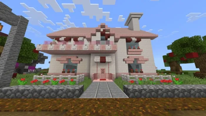 Фасад дома Hello Kitty в фирменной цветовой палитре