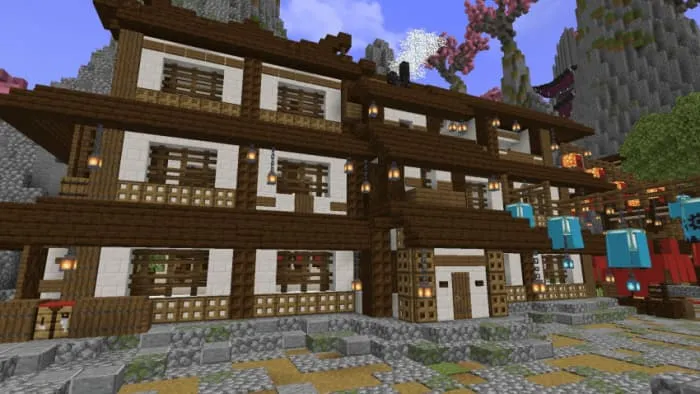 Традиционный японский дом с синей крышей на голубой улице