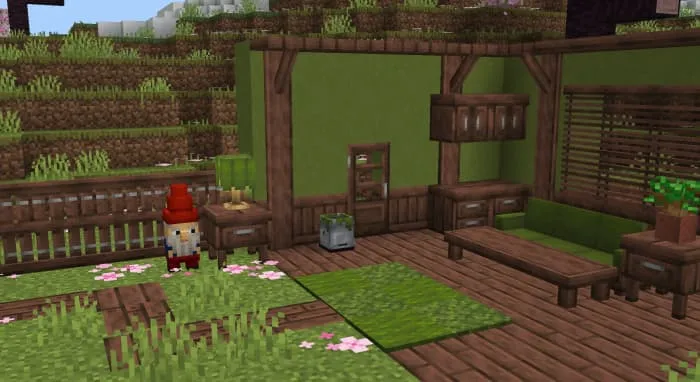 Ухоженный сад с декоративными элементами и мебелью для отдыха