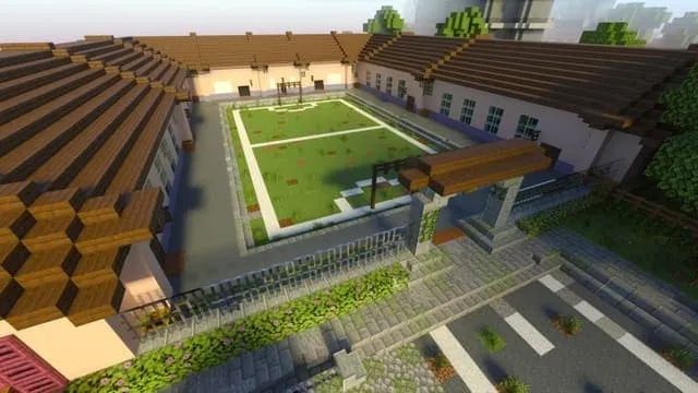 Футболе поле во дворе школы