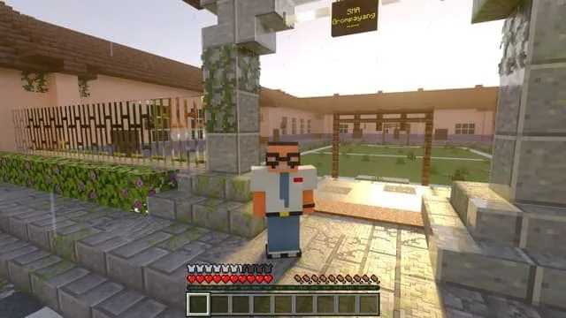 Игрок в очках стоит у входа в школу