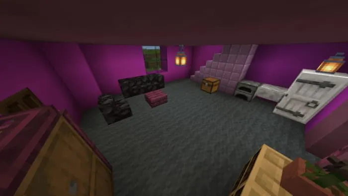 Кухонное помещение в доме Куроми с яркой мебелью