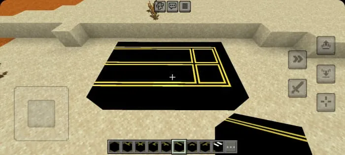 Широкий участок асфальтированной дороги с центральной желтой разметкой