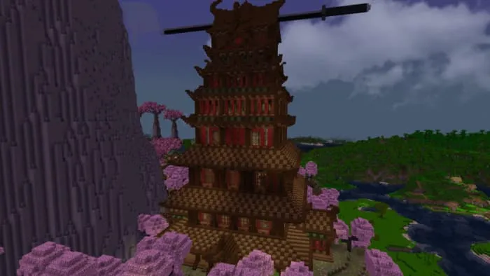 Высокая красная пагода с несколькими ярусами, выделяющаяся на фоне деревьев