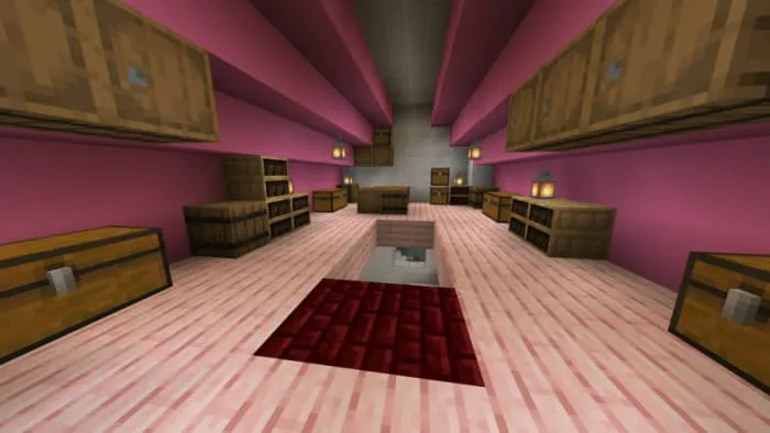 Кладовая с ящиками и предметами декора