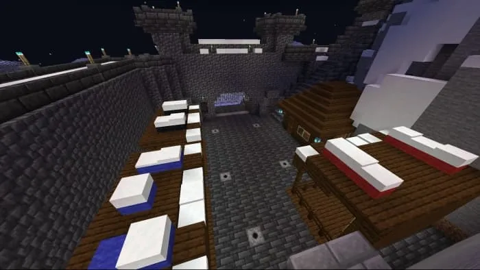 Ночной вид замка с освещёнными окнами