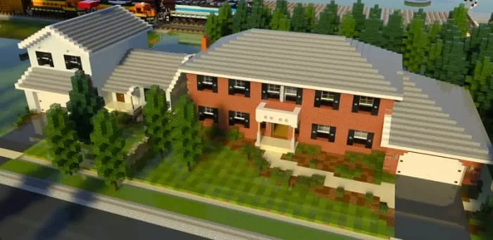 Небольшой частный дом с гаражом у дороги