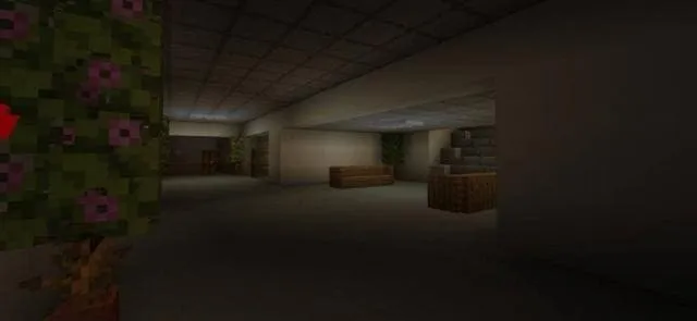 Старое заброшенное здание с тусклым освещением и атмосферой страха