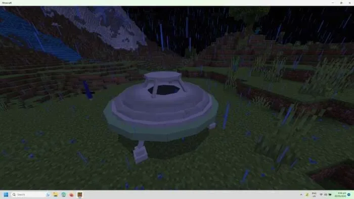 Летающая тарелка зависает над поверхностью в мире Minecraft