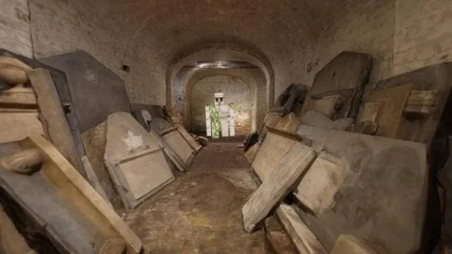 Железный голем возле реалистичного мусора