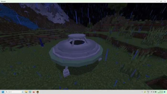 Тарелка светится в ночном небе, создавая атмосферу таинственности