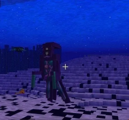 Существо с клешнями под водой