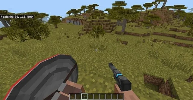 Игрок с щитом и пистолетом в руке