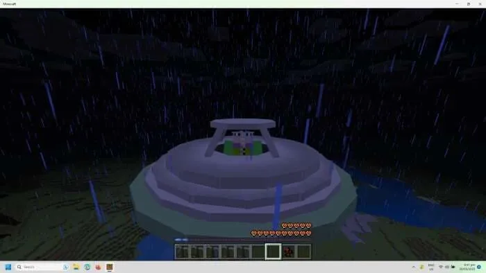 Вид изнутри — игрок находится внутри кабины инопланетного корабля