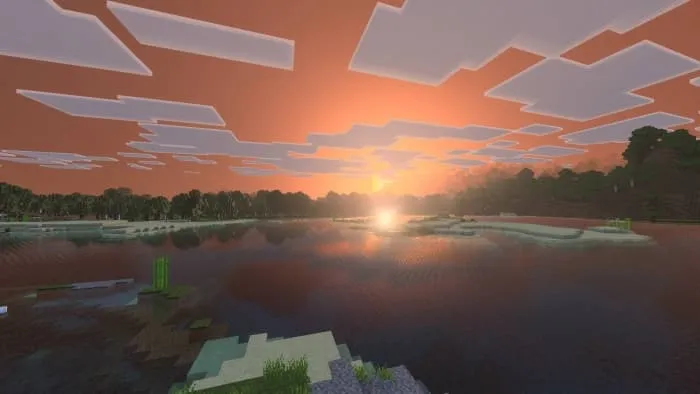 Яркий закат над озером