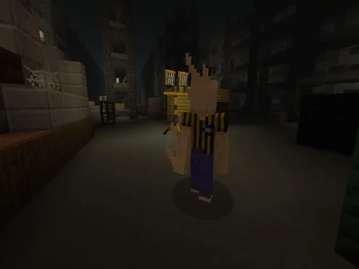 Жуткий искажённый рабочий в подвале