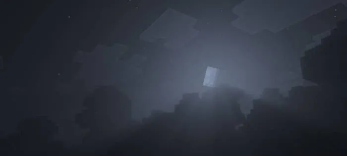 Темная ночь с тусклой луной на небе