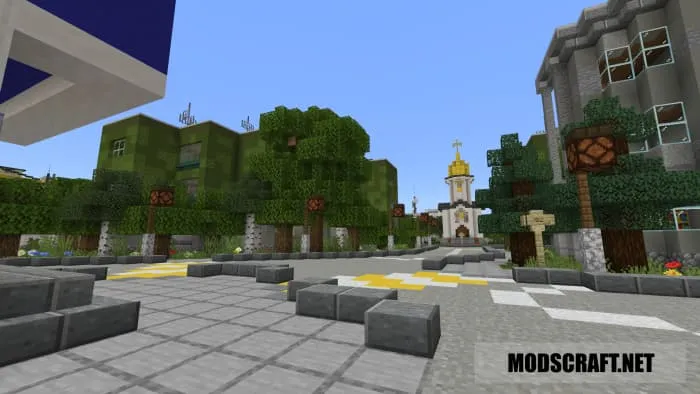 Городская церковь возле домов