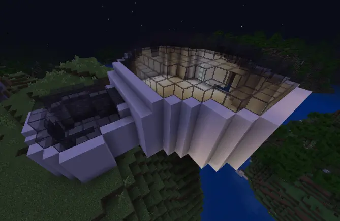 Белое здание со стеклянной крышей