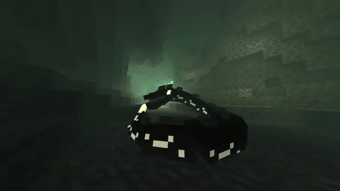 Змей в водной пещере