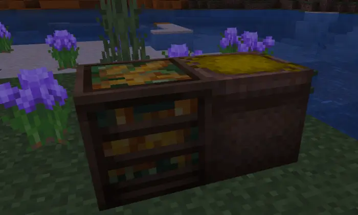 Мешок и ящик с кукурузой возле реки