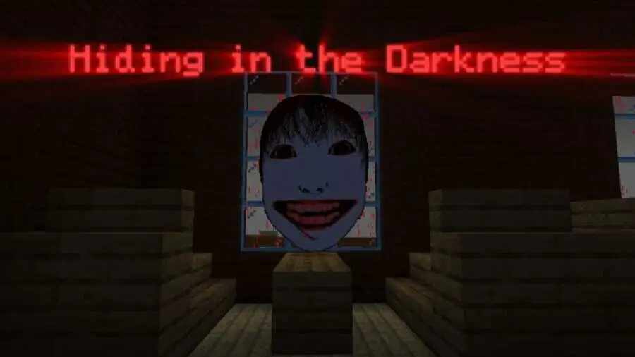 Жуткое лицо смотрит в камеру