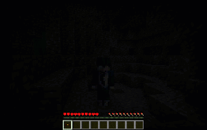 Игрок идет по пещере с кожаным шлемом на голове