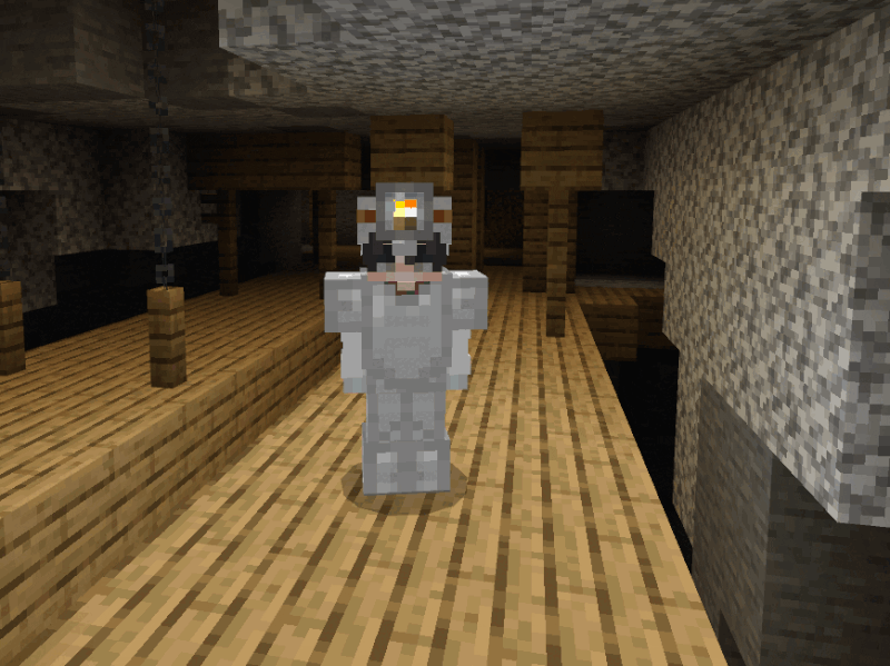 Игрок с шахтерским шлемом в разных сетах брони