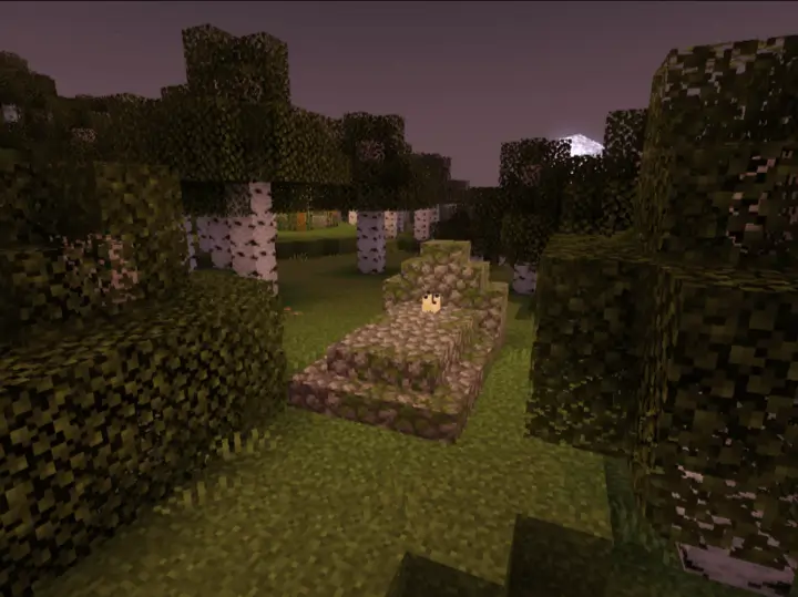 Каменное надгробье со свечами посреди леса