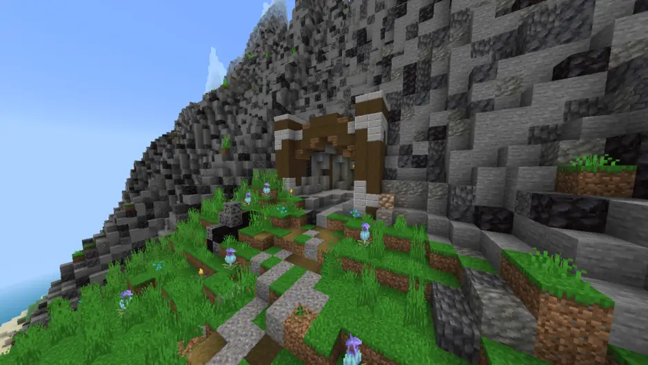 Красивый вход в пещеру в склоне горы