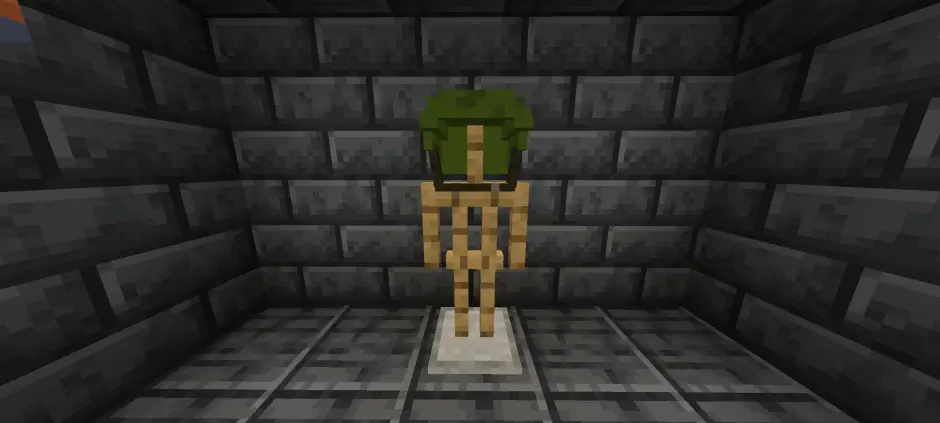 Зеленый шлем на стойке