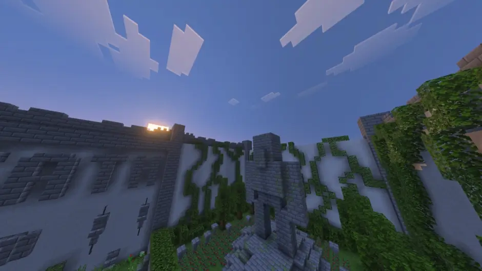 Статуя на фоне заросшей стены