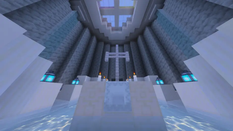 Светлый храм в белых оттенках и крестом по центру