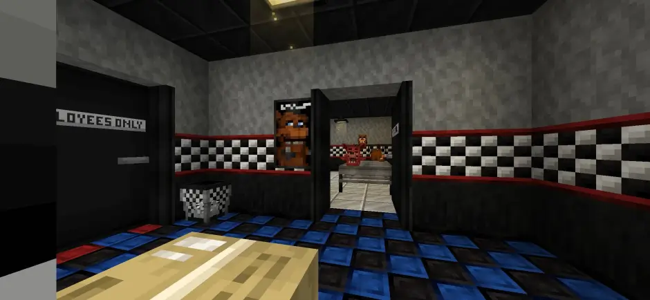 Коридор в клетку с постером и проходами