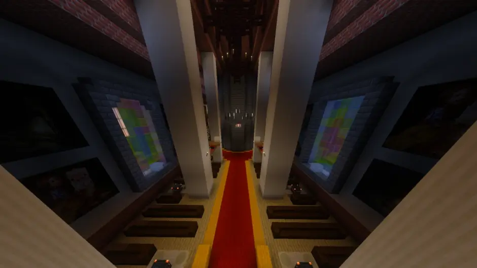 Высокий храм с витражными окнами