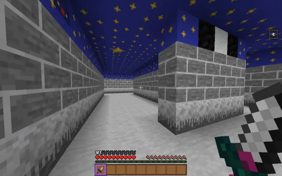 Игрок с кинжалом идет через коридор