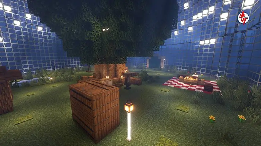 Просторный двор с большим дубом по центру