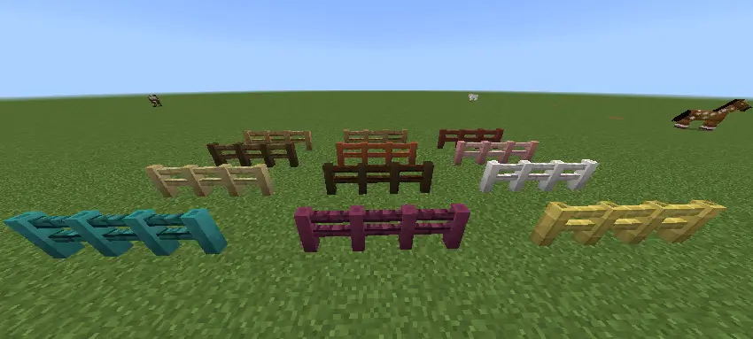 Различные варианты заборов с обтесанными колышками