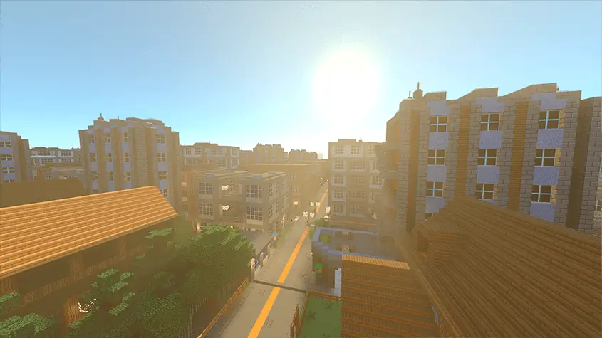 Широкая улица среди высоких светлых домов