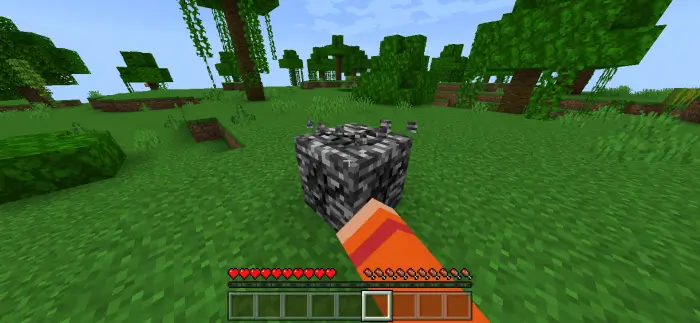 Игрок ломает бедрок в джунглях