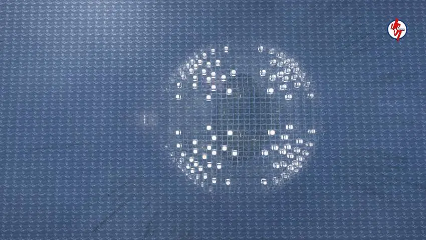 Вид сверху на подводную стеклянную постройку