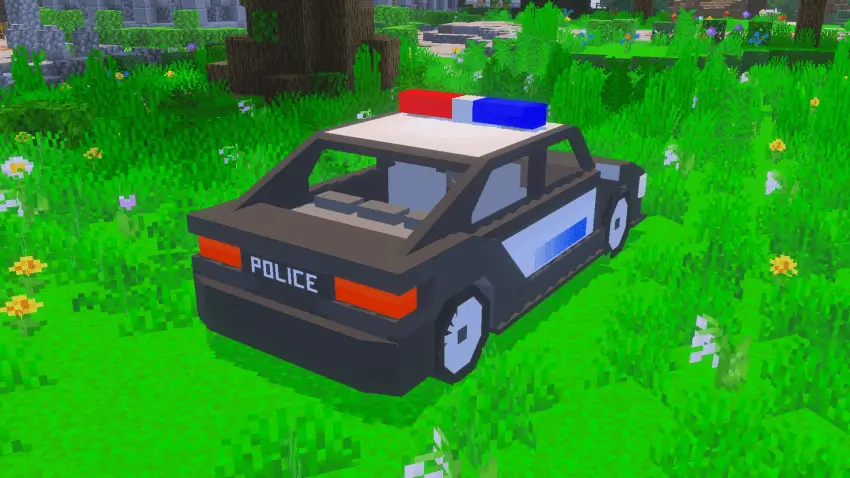 Черно-белая машина на зеленой поляне