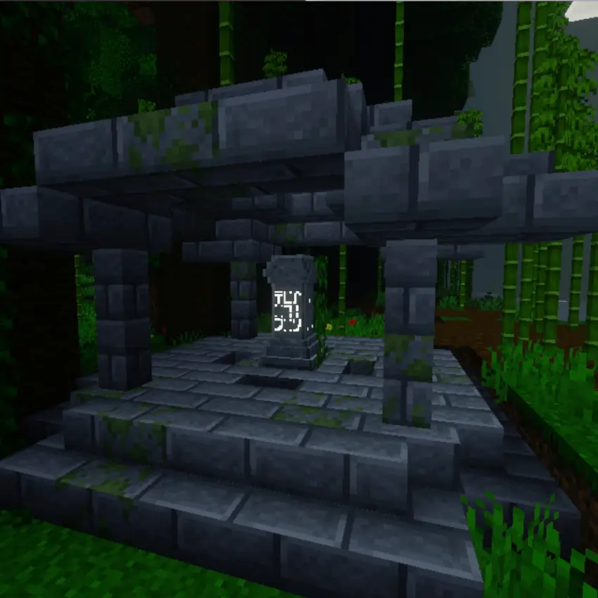 Небольшой светящийся монумент с надписями