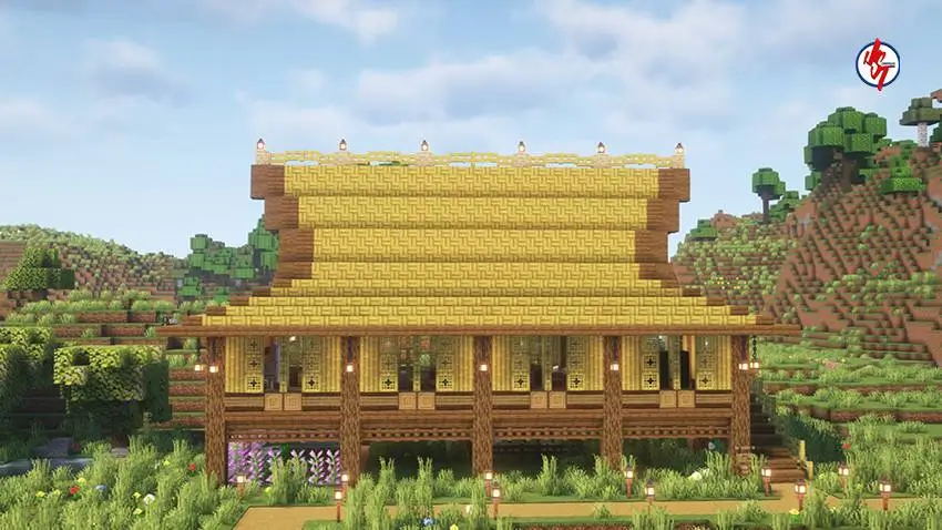 Светлый дом с множеством окон и необычной крышей