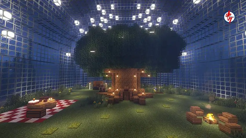 Большой дуб с дверью внутри стеклянного купола