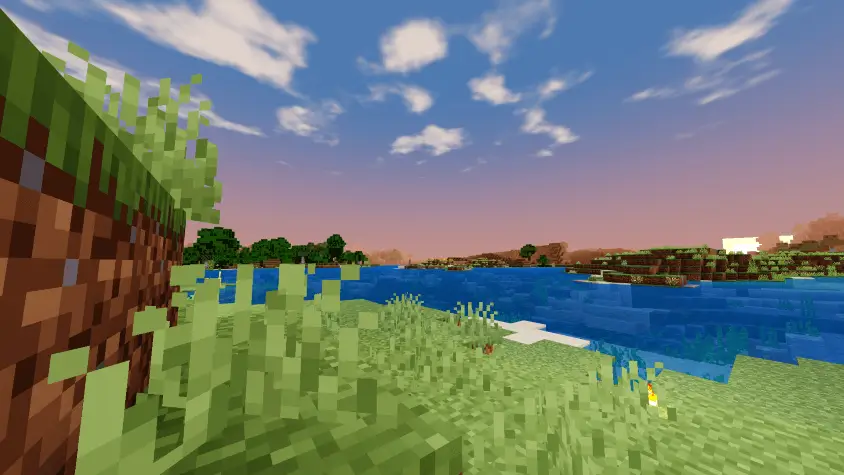 Закатное солнце над синей рекой и долиной