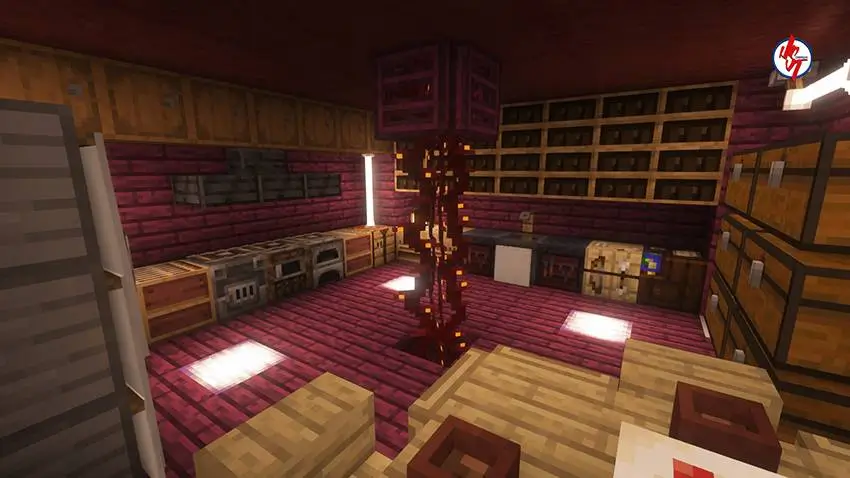 Просторная комната с сундуками и бочками