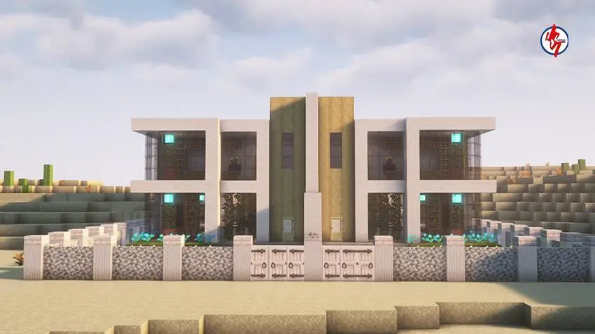 Большой белый дом в пустыне с клумбами