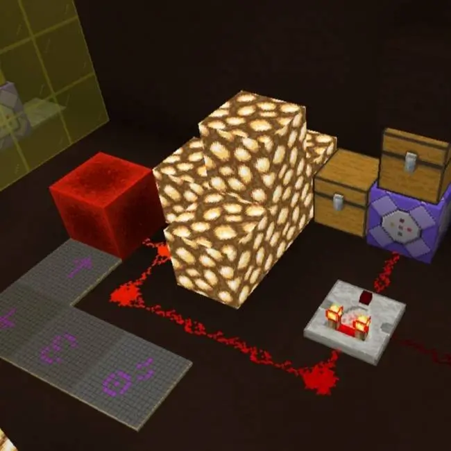 Механизм с редстоуном, сундуками и светящимися камнями