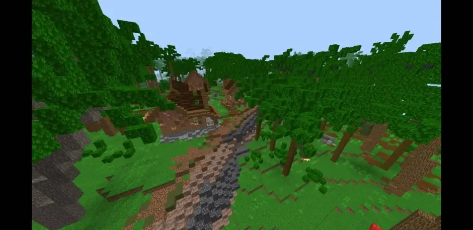 Двухэтажный мод посреди густого леса